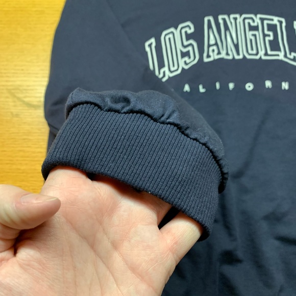 LA light weight sweatshirt 💙 - Picture 2 of 3